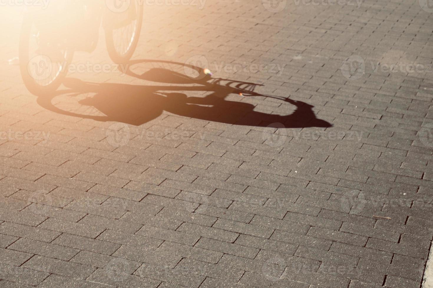 bicicleta en la calle modo de transporte foto