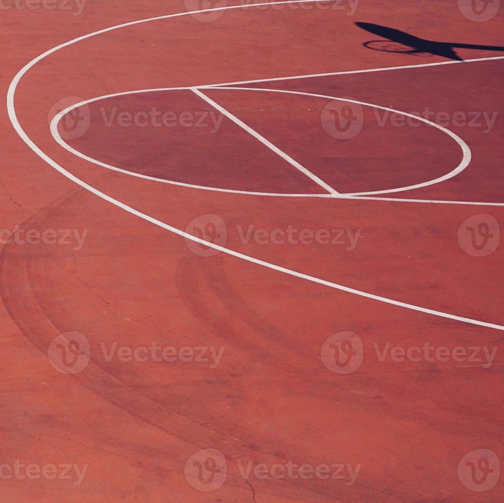 cancha de baloncesto de la calle roja foto