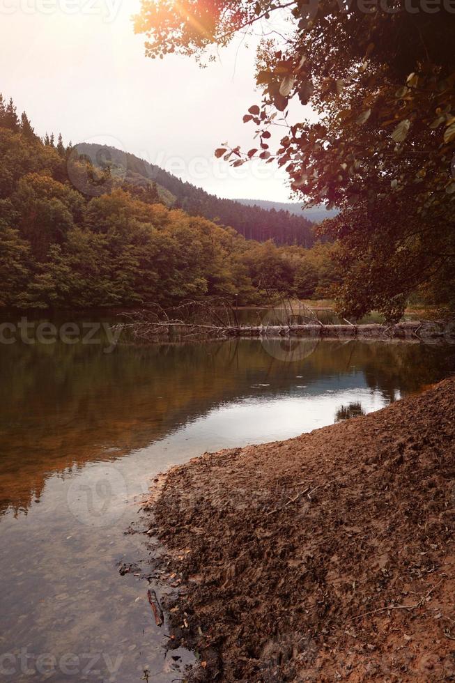 lago en la montaña en bilbao españa foto