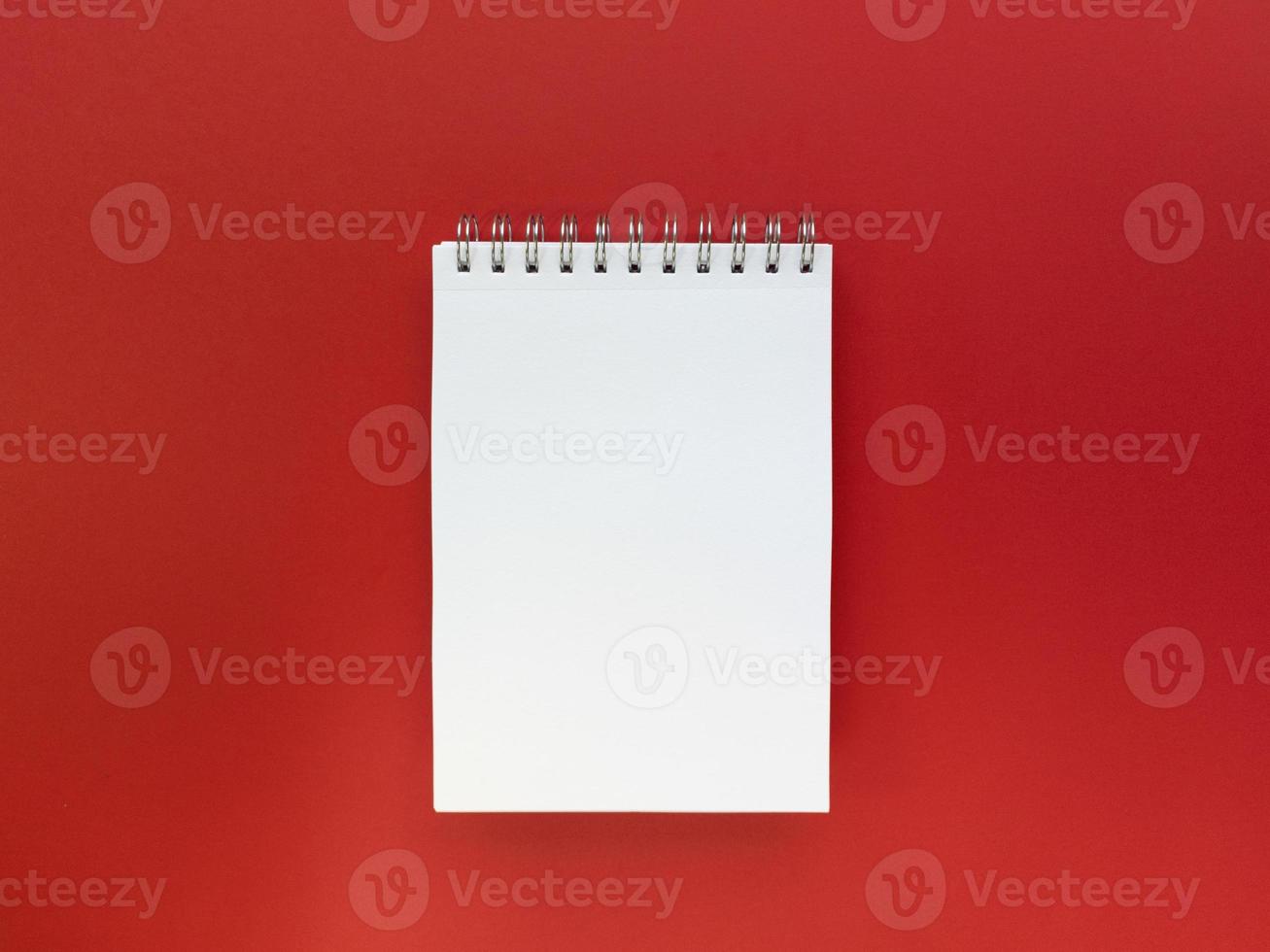 Hoja en blanco de cuaderno fondo rojo concepto educativo plano sentar con espacio de copia foto de stock