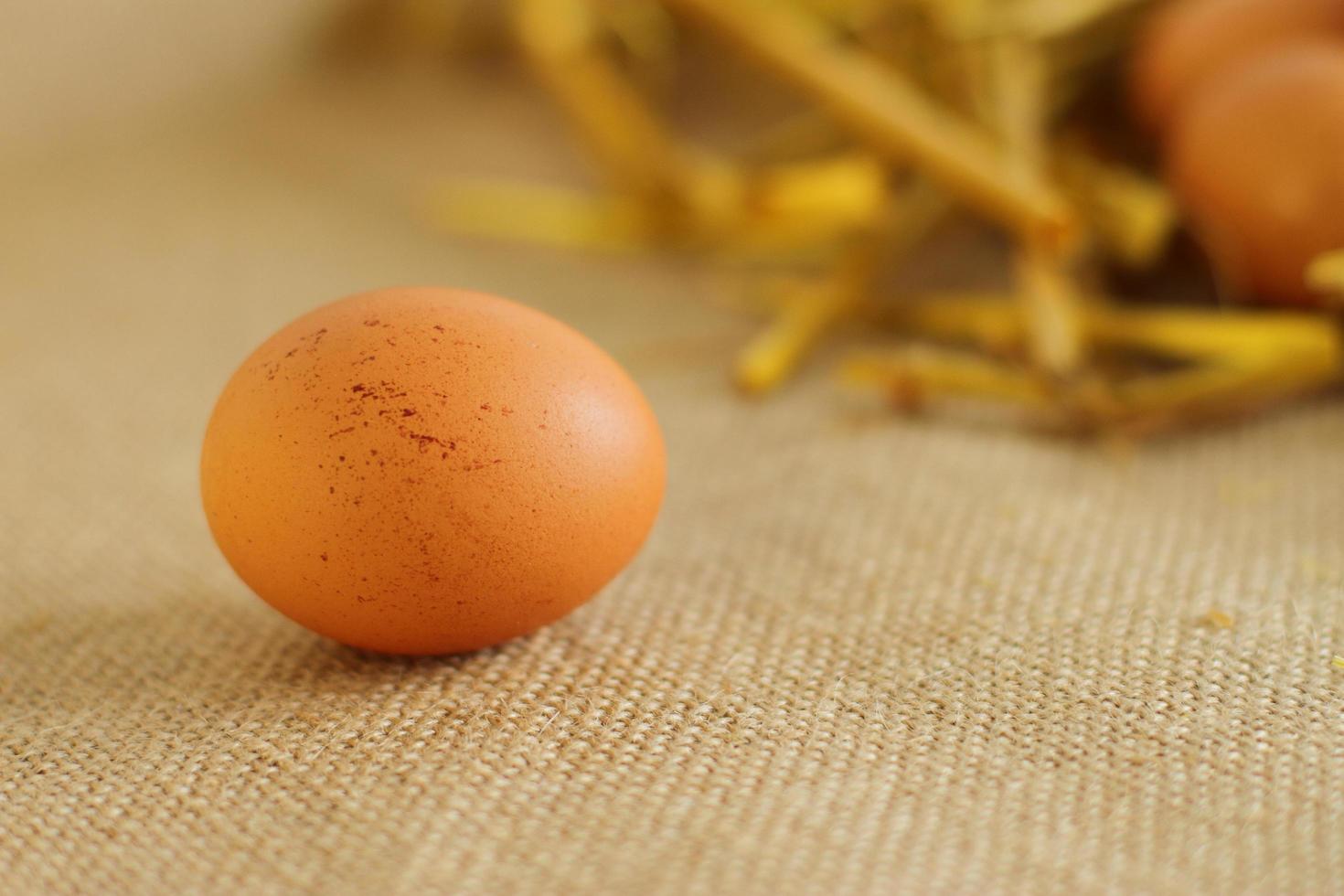 Bandeja de huevos de granja crudos sobre fondo de tela de saco foto