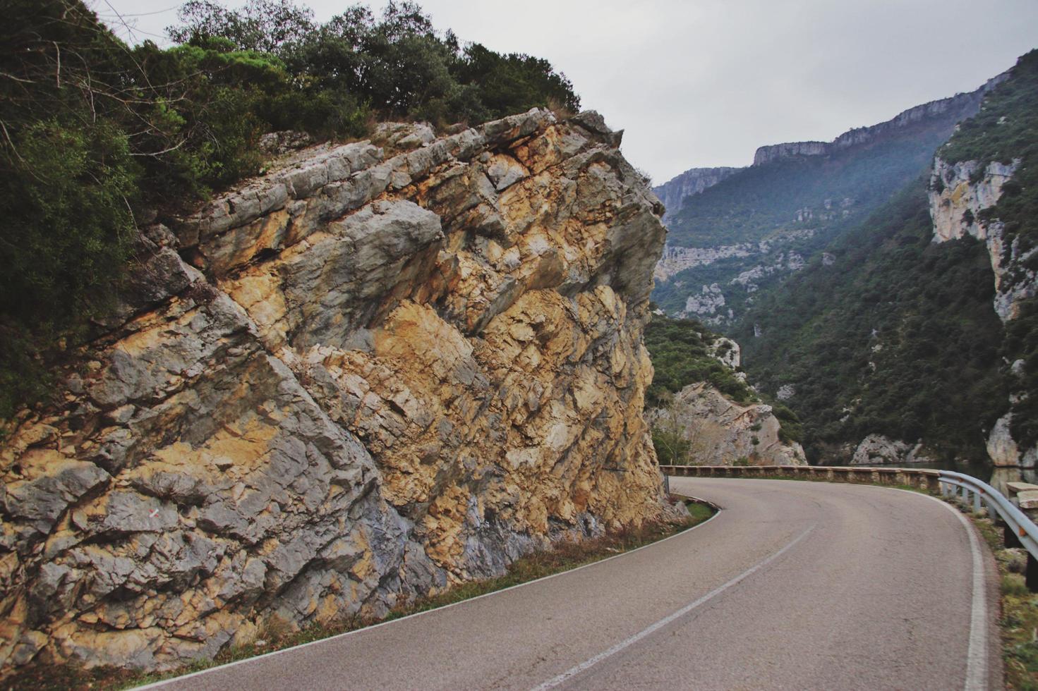 curva de carretera de montaña camino peligroso foto