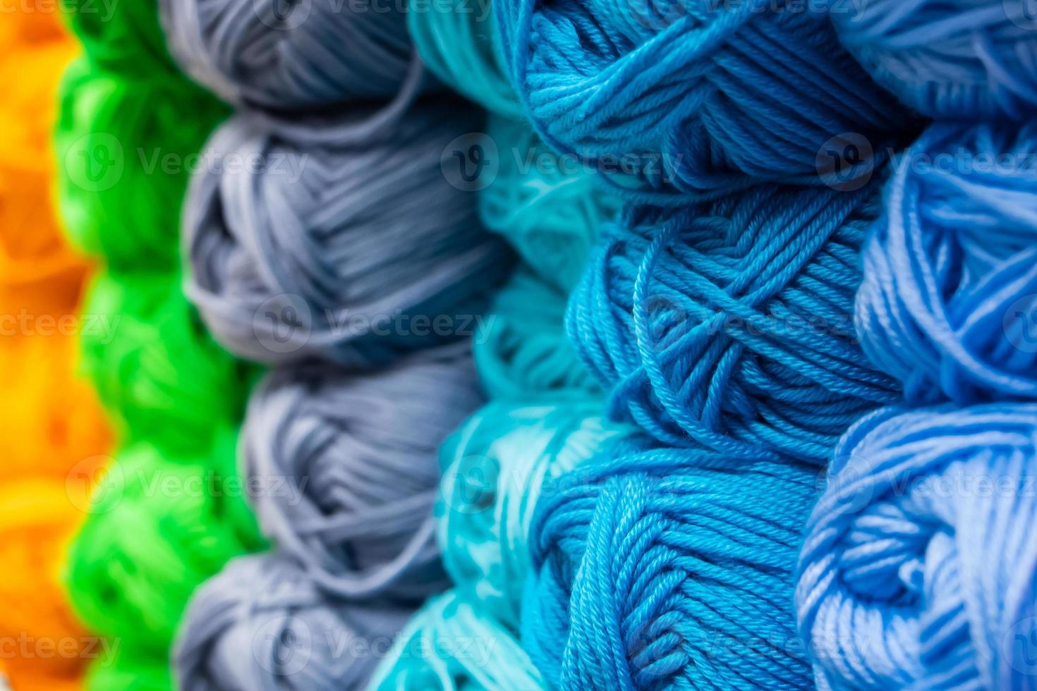 la textura de hilos de lana mullidos multicolores para tejer foto