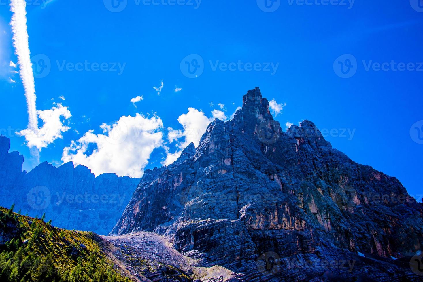 picos de los dolomitas en el lago sorapis foto