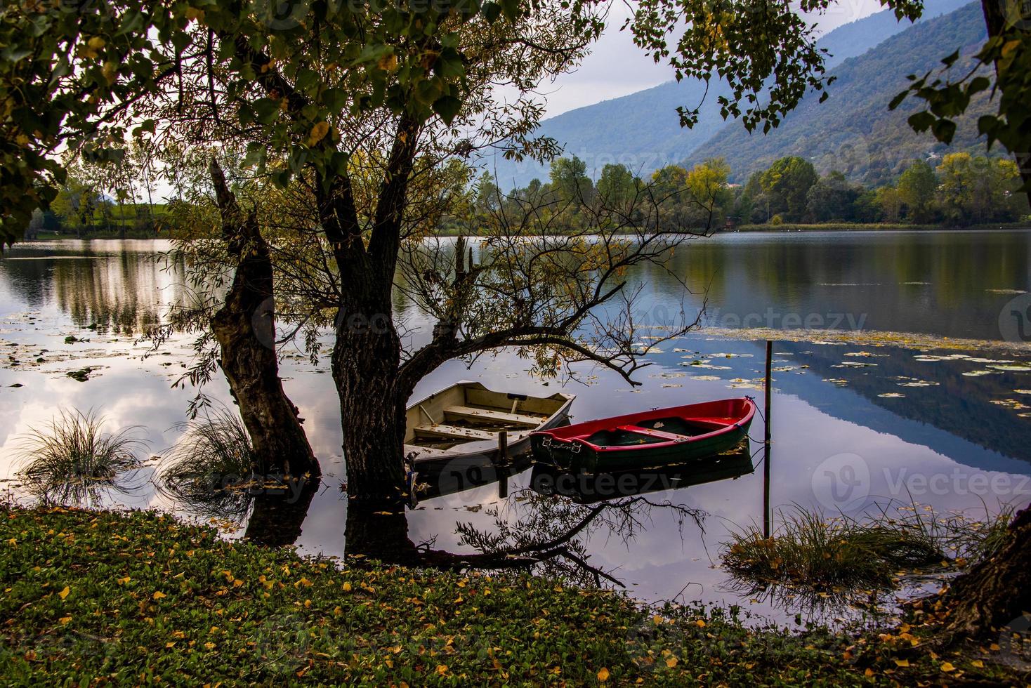 barcos en el lago foto