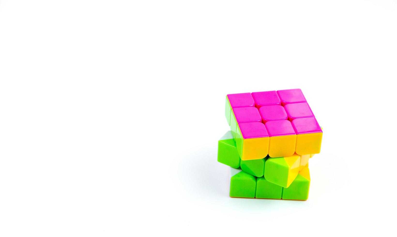 Cubo de juego multicolor sobre un fondo blanco. foto