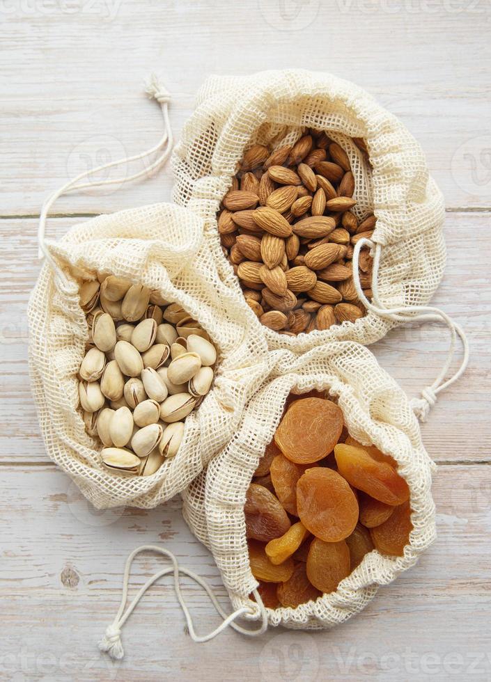 bolsas ecológicas con pistachos, almendras y orejones foto