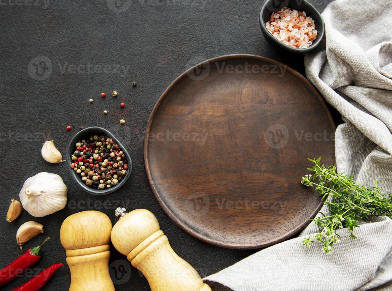 Cocinar utensilios de madera plato vacío y especias concepto de plantilla de cocina de alimentos foto