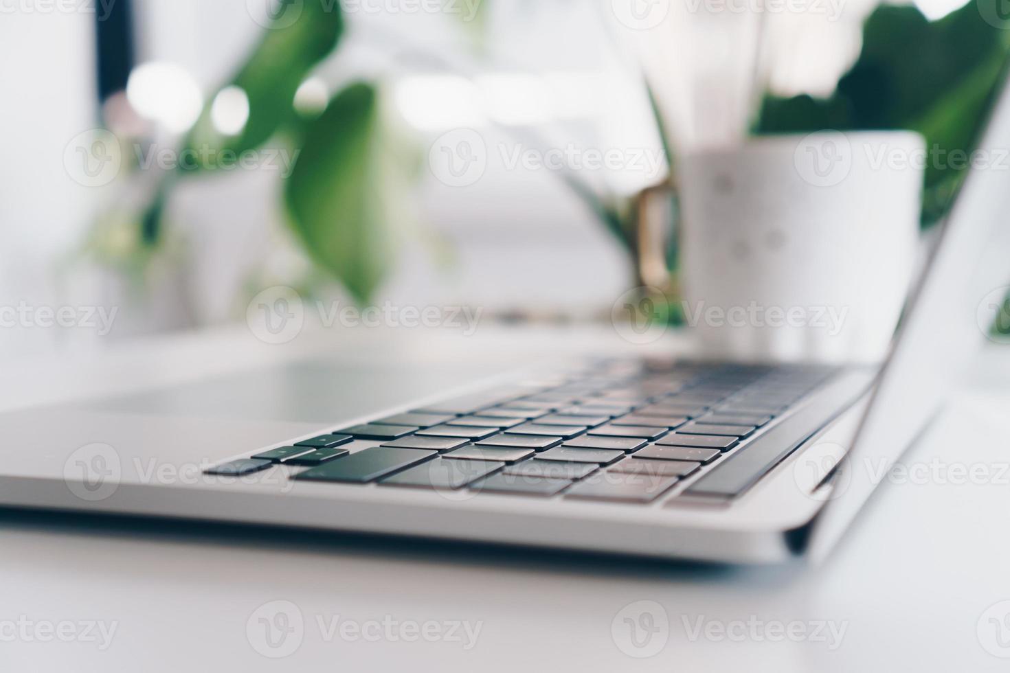 Las personas que usan la computadora portátil para trabajar estudian en la mesa de trabajo, comercio financiero, mercado de valores y red social. foto