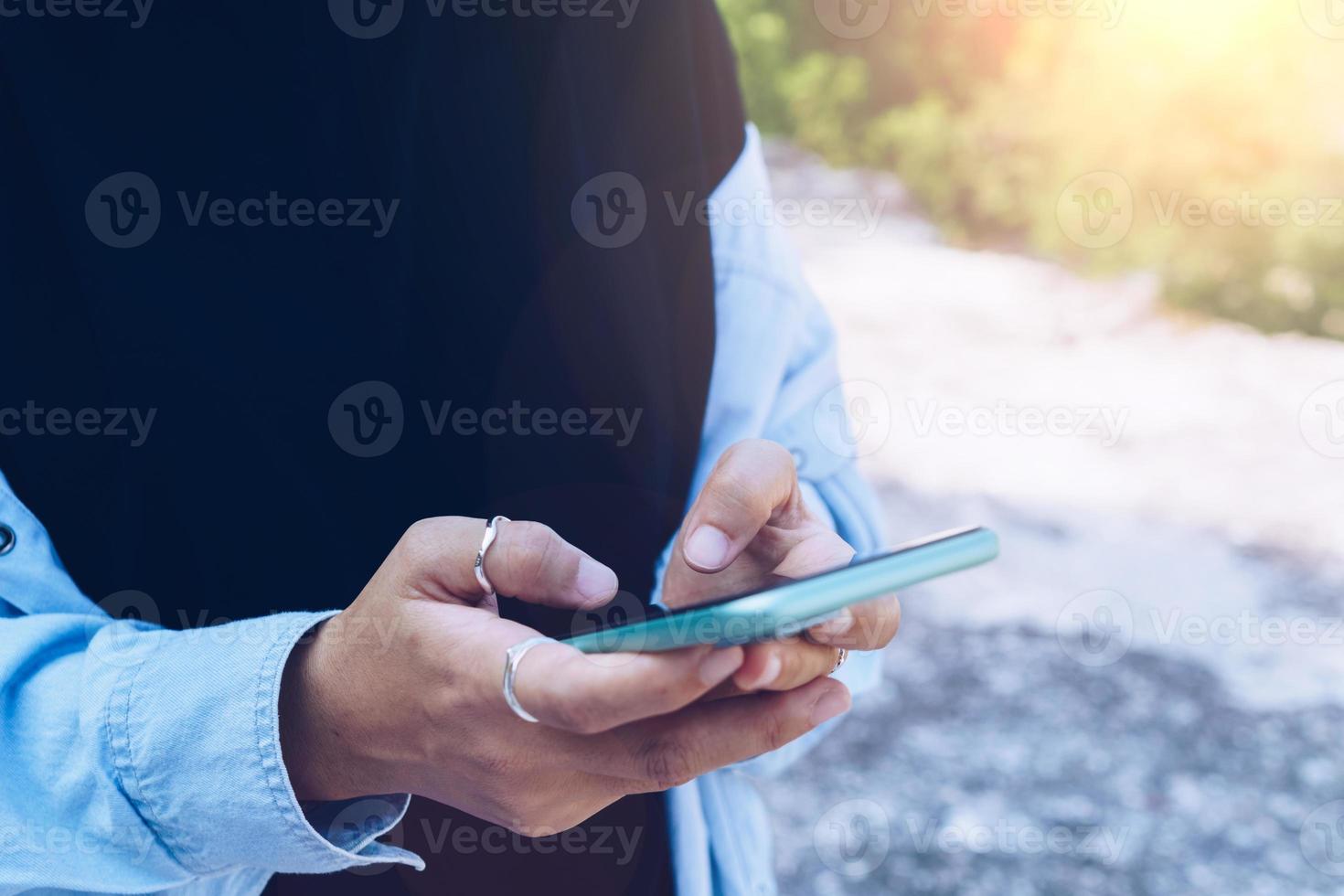 Mano de mujer con teléfono inteligente para hacer trabajo comunicación de redes sociales de negocios foto