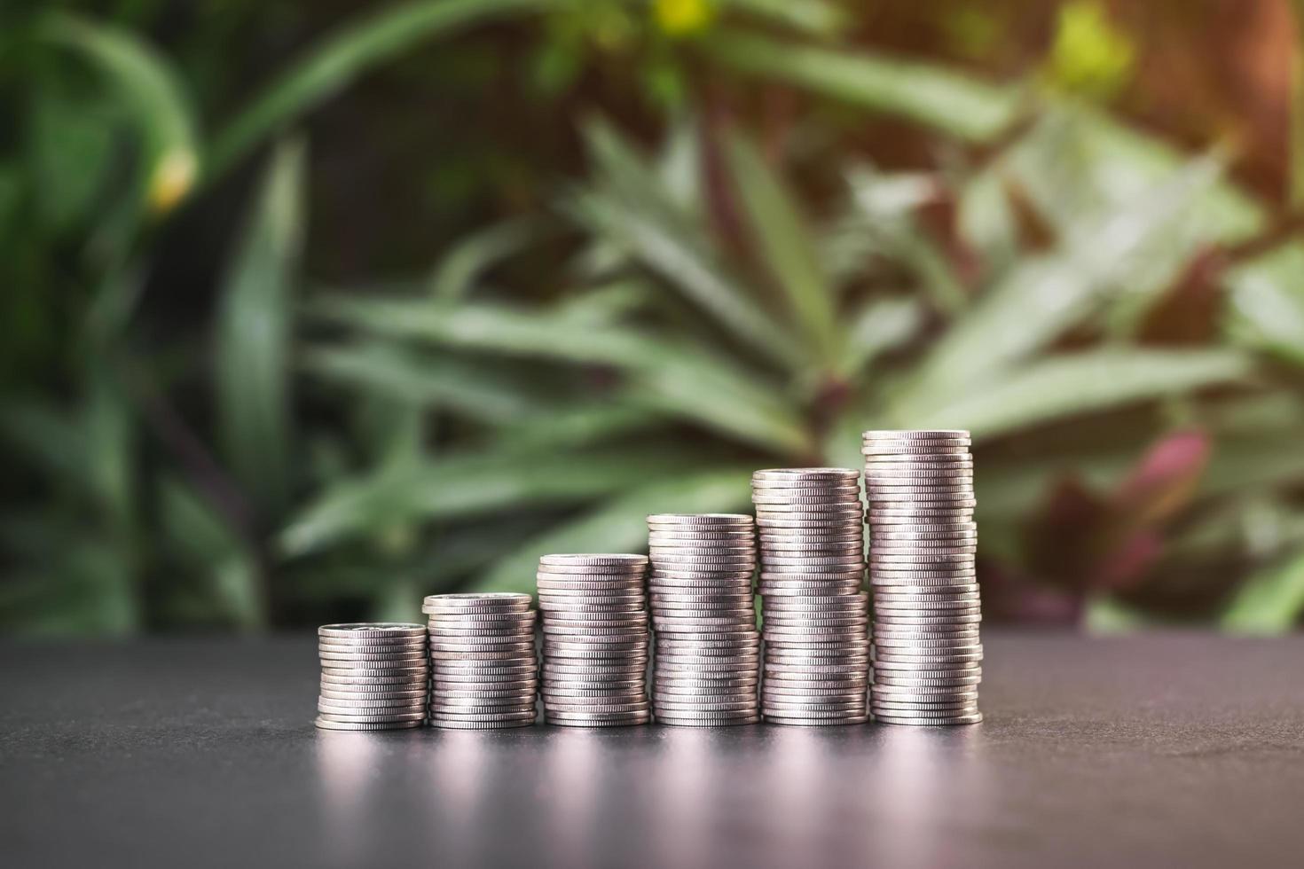 Cerca de filas de monedas apiladas sobre una mesa foto