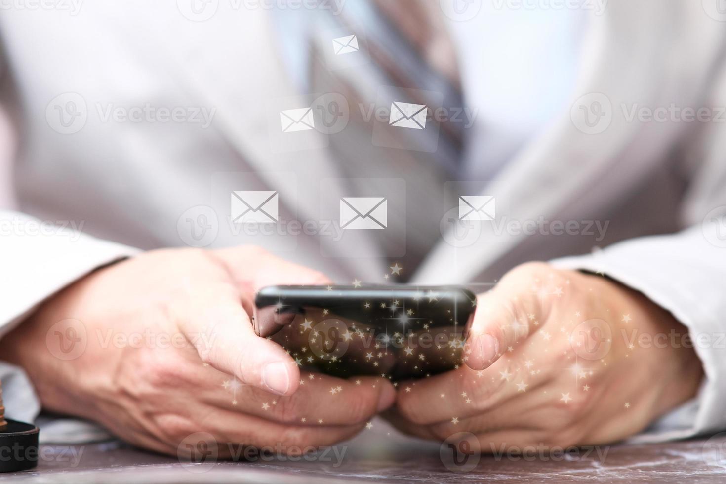 manos usando el teléfono móvil para consultar el correo electrónico foto