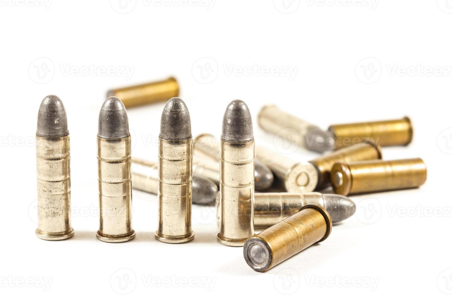 Grupo de balas de revólver sobre fondo blanco aislado foto