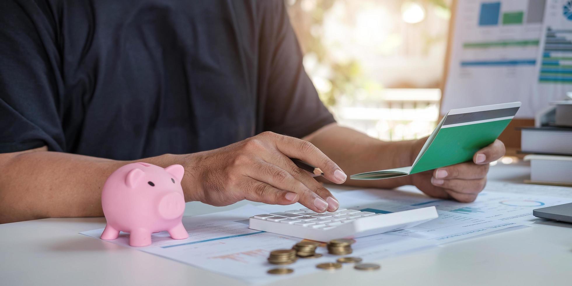 Joven mujer asiática comprobando facturas impuestos saldo de cuenta bancaria y calculando gastos de tarjeta de crédito concepto de gastos familiares foto