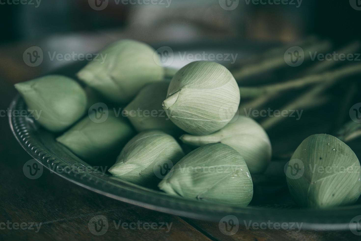 capullo de loto verde en una bandeja de plata foto