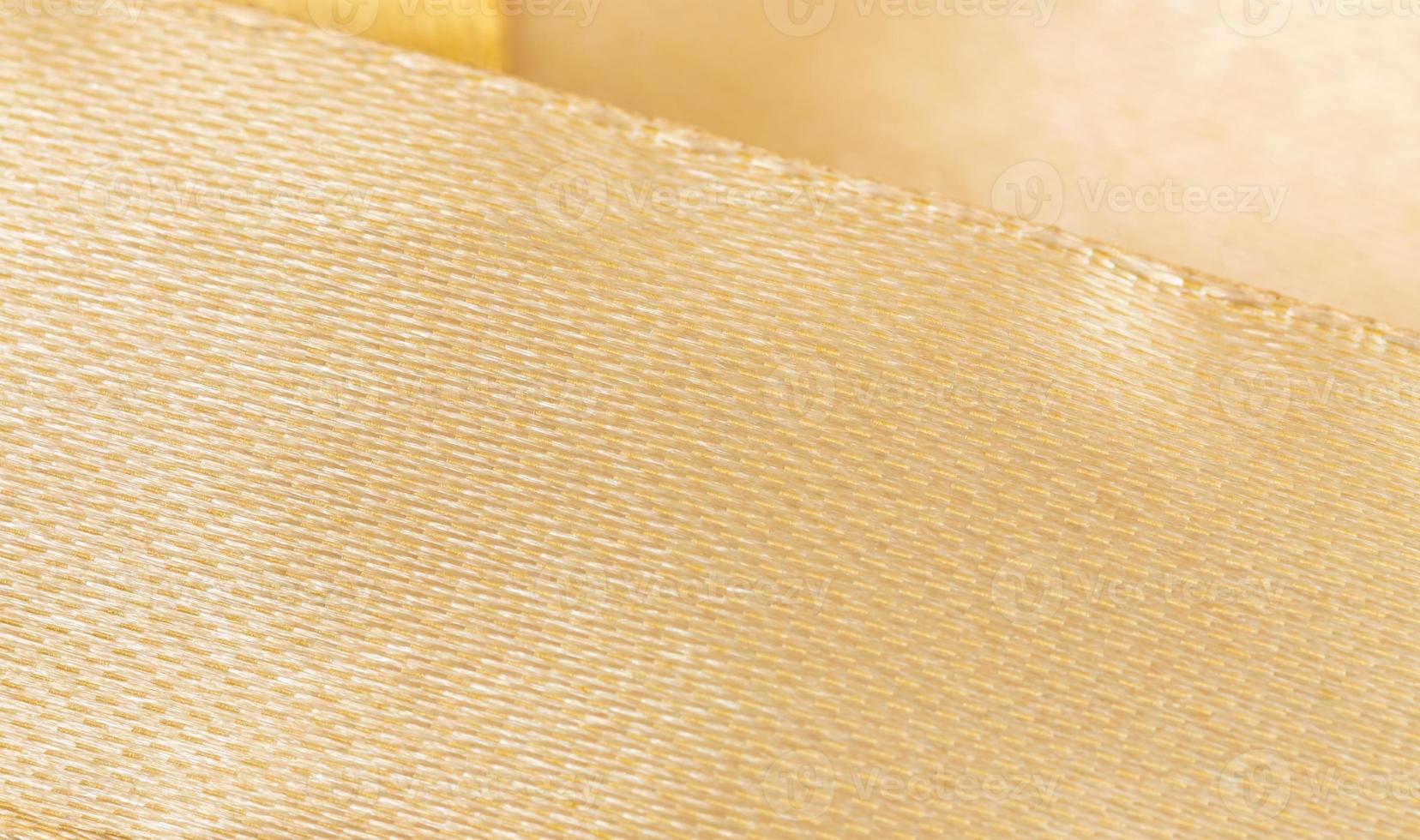 Close-up de cinta dorada aislado en blanco con espacio para copiar texto foto