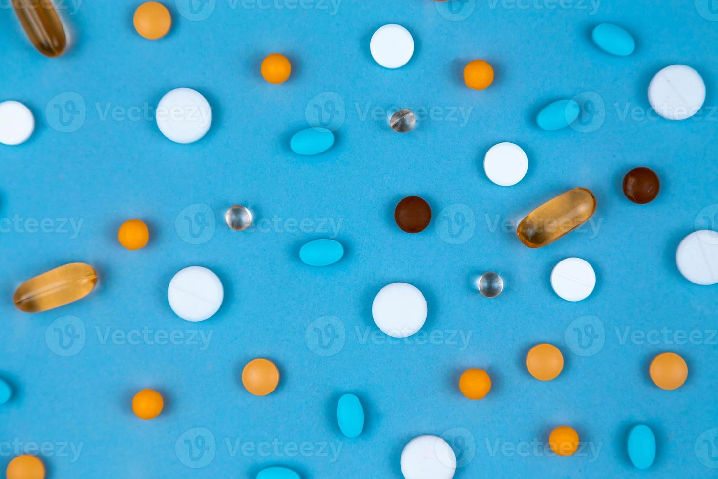 Pastillas multicolores sobre un fondo azul de cerca foto