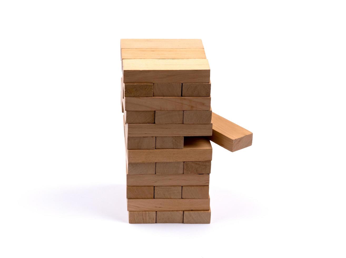 Cerrar bloques de un juego de madera aislado sobre fondo blanco. foto
