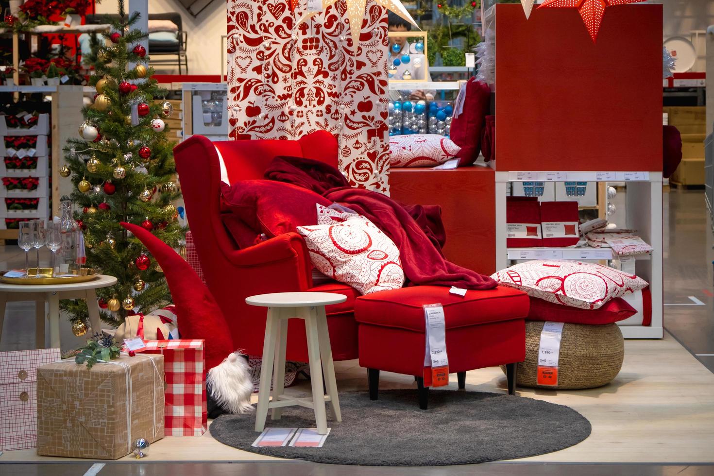 Mostrar muebles tema navideño en una tienda ikea. foto