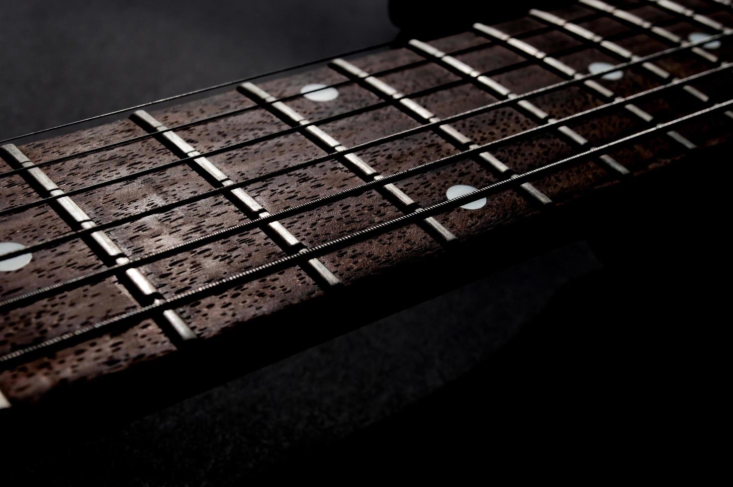 Primer plano de la guitarra eléctrica roja sobre fondo negro foto