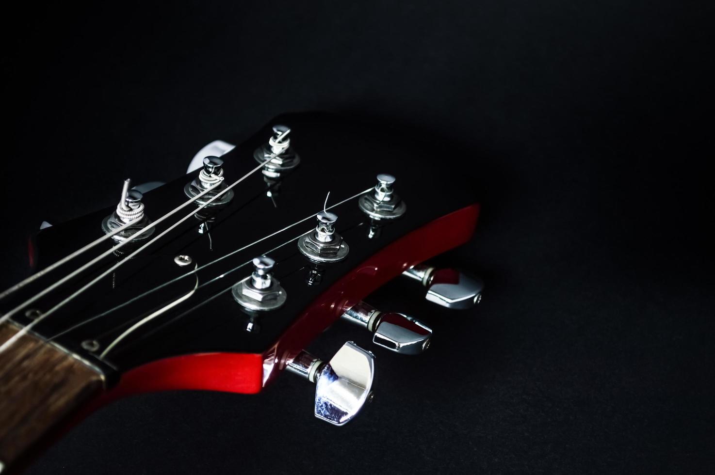 Primer plano de la guitarra eléctrica roja sobre fondo negro foto