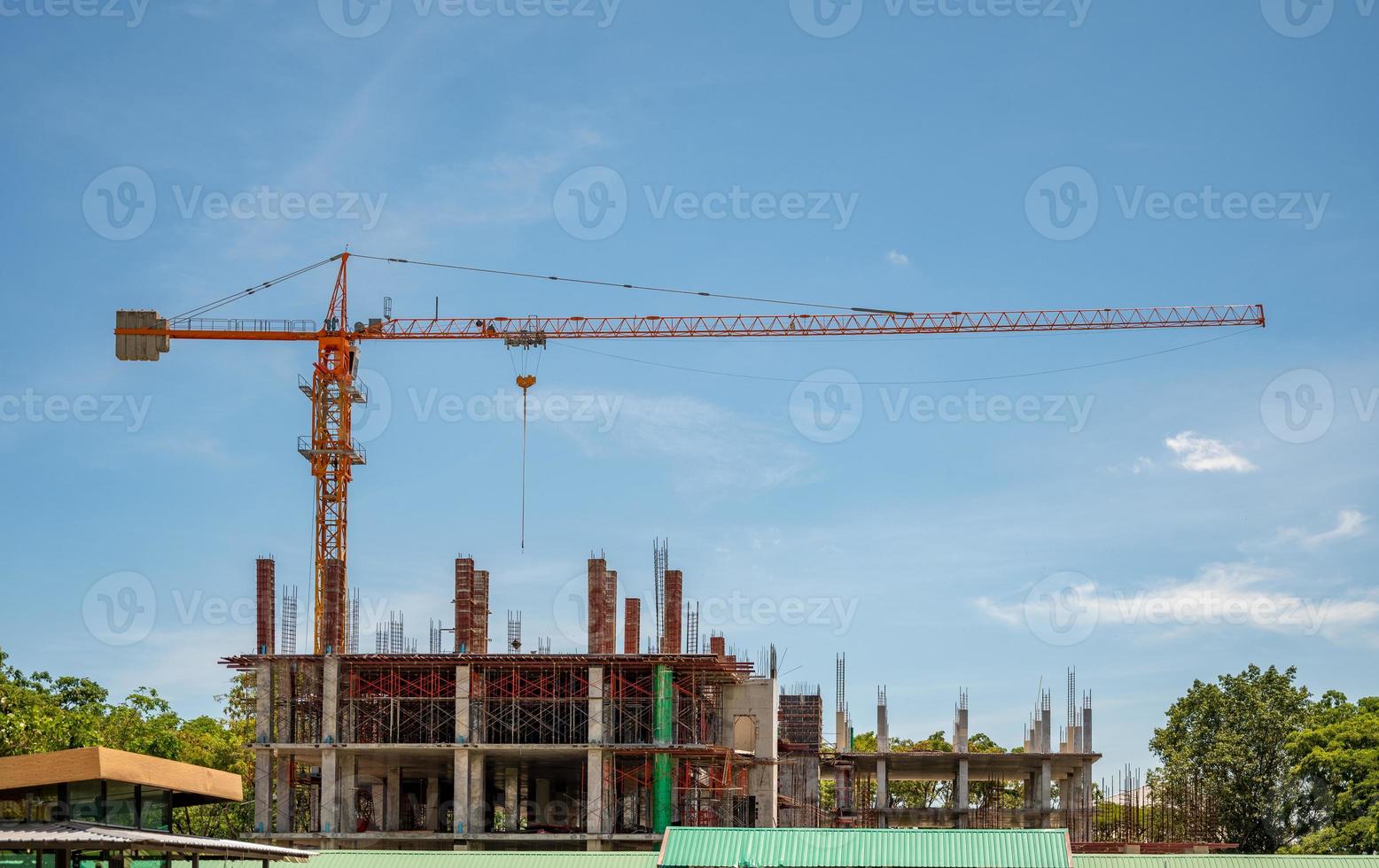 los trabajadores de la construcción están construyendo edificios y estructuras foto