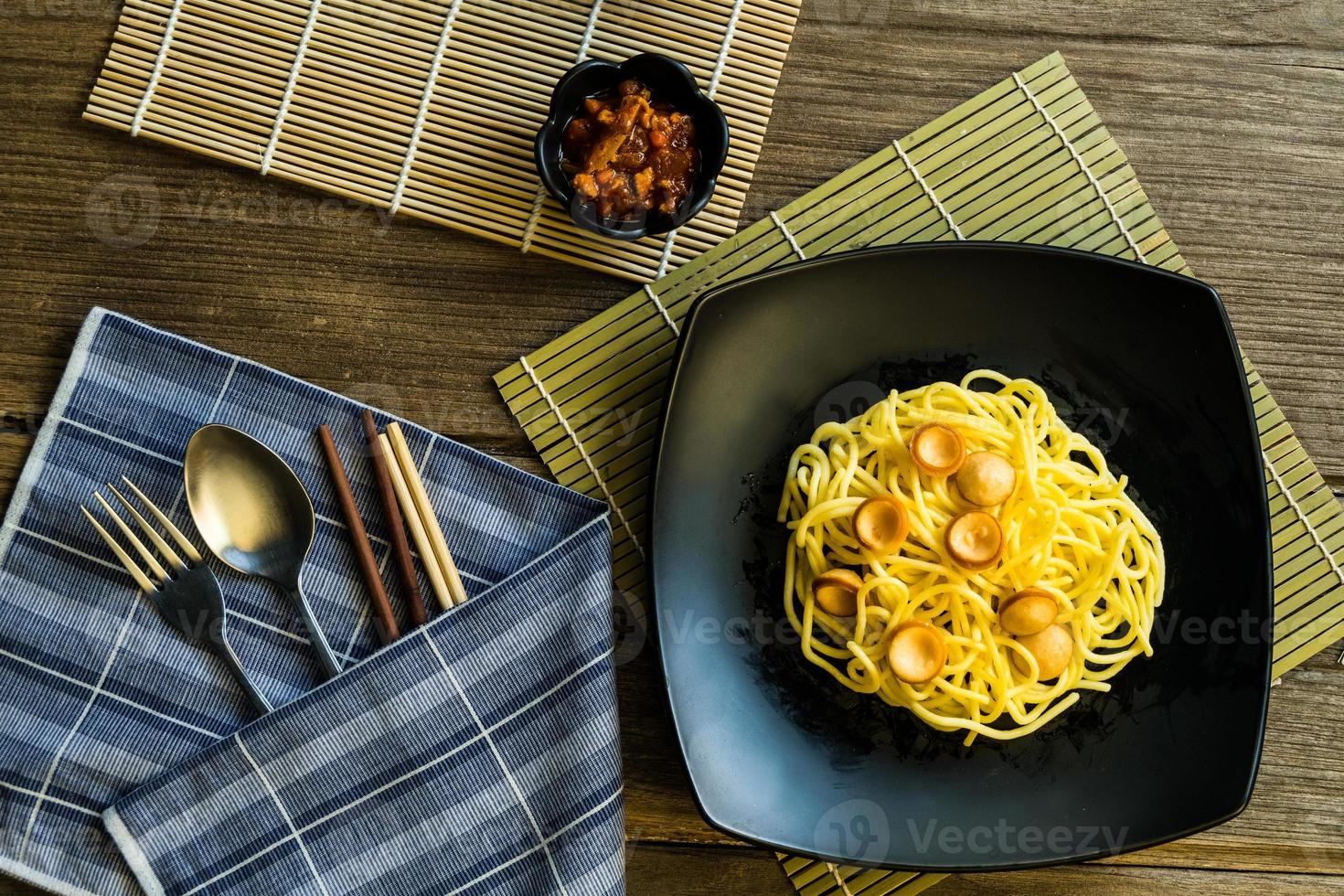 pasta de espagueti con salchicha y salsa de tomate foto