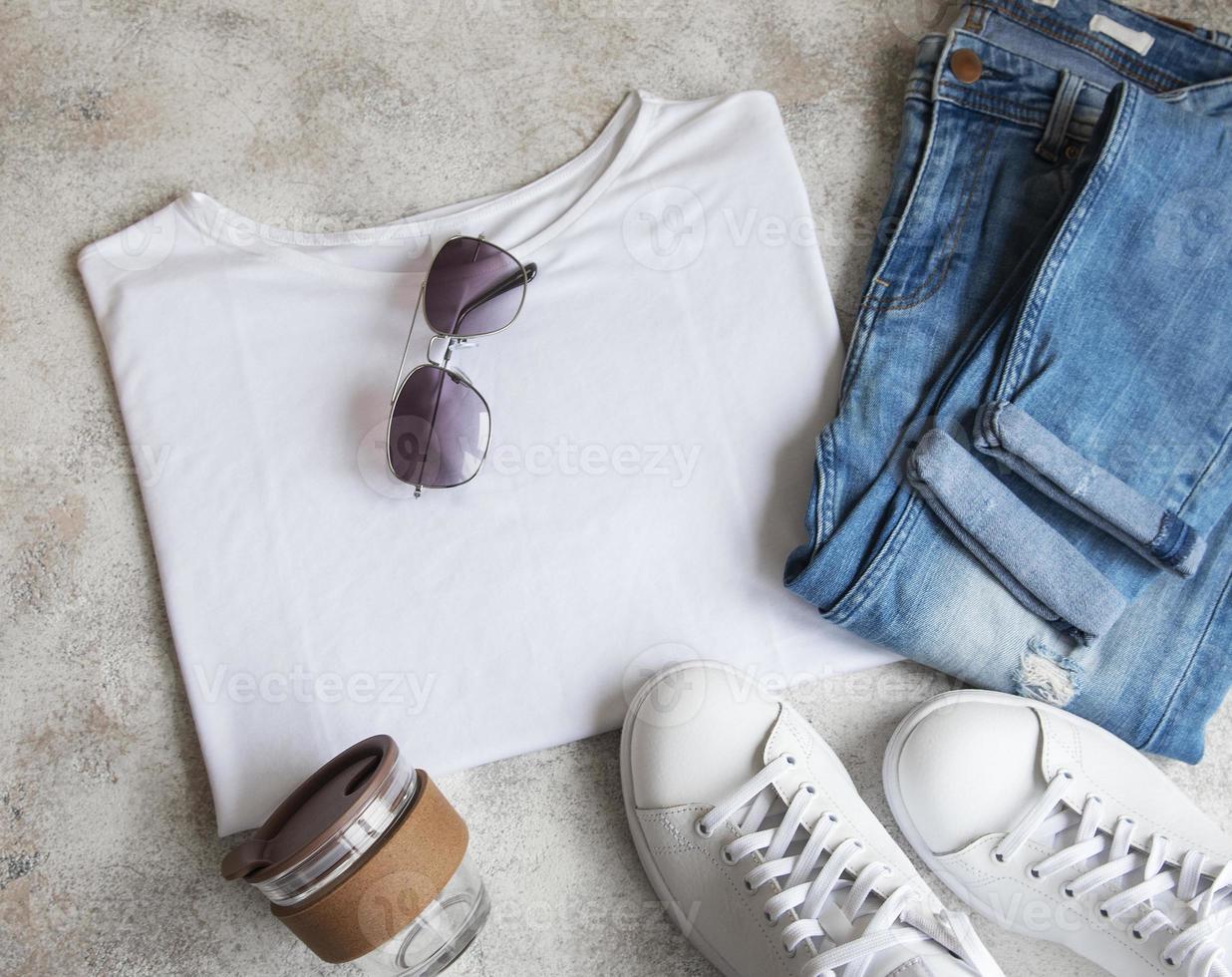 Conjunto de ropa femenina elegante traje de mujer sobre fondo de hormigón foto