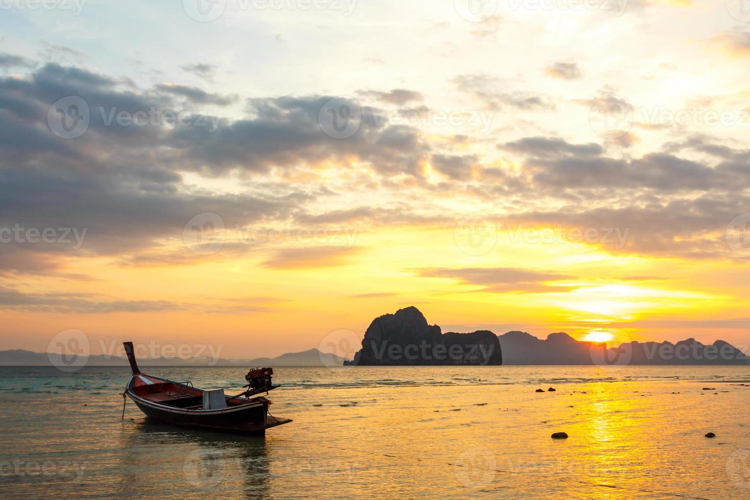 Barco nativo en la playa y el amanecer en la mañana en Trang Tailandia foto