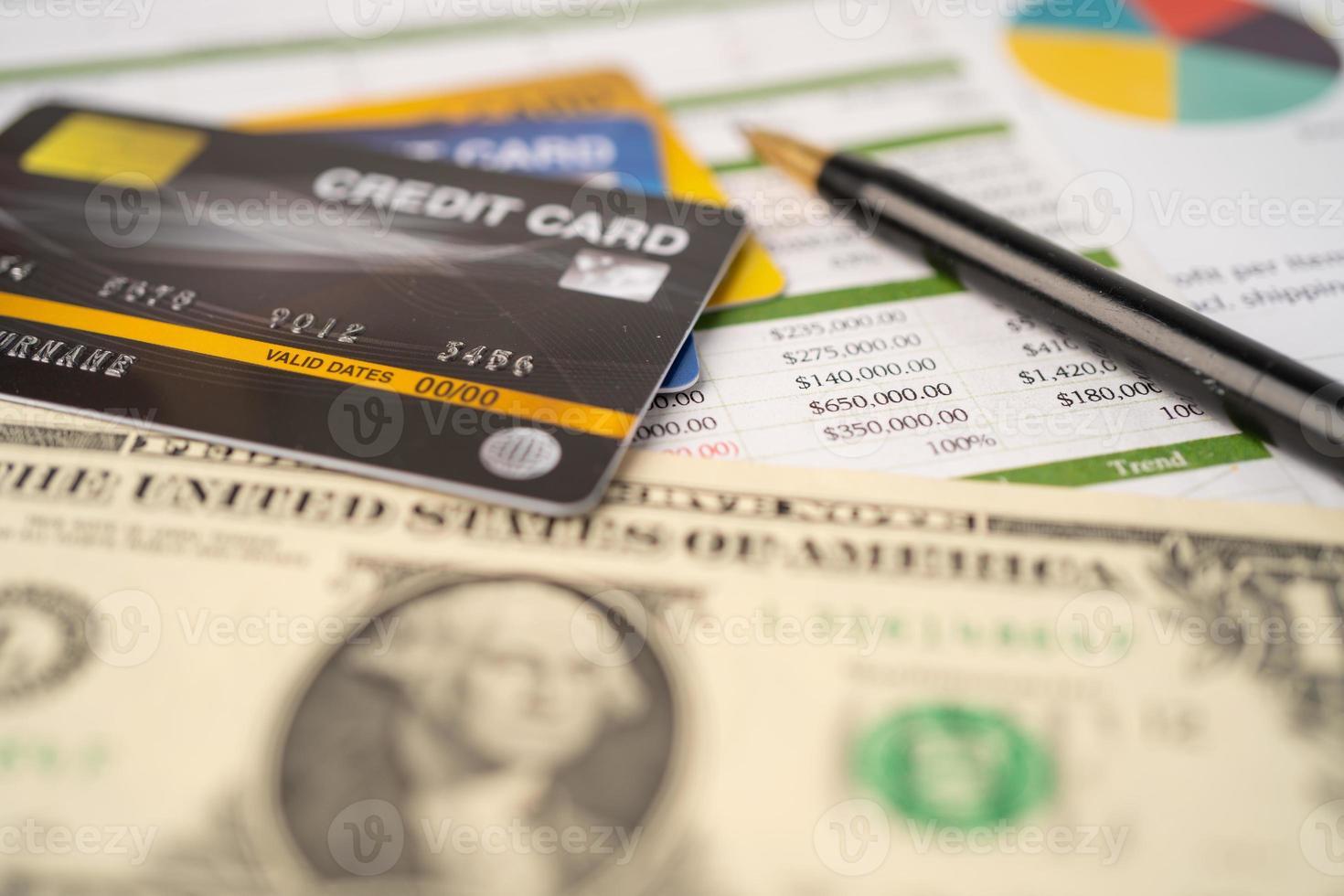 tarjeta de crédito en papel de hoja de cálculo foto