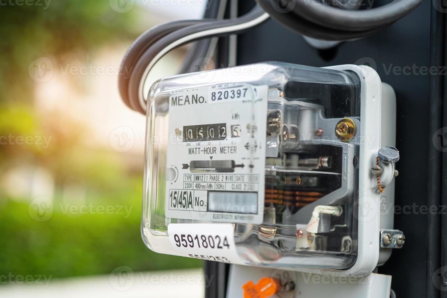 Medidor de potencia de medición eléctrica para el costo de energía en el hogar y la oficina. foto