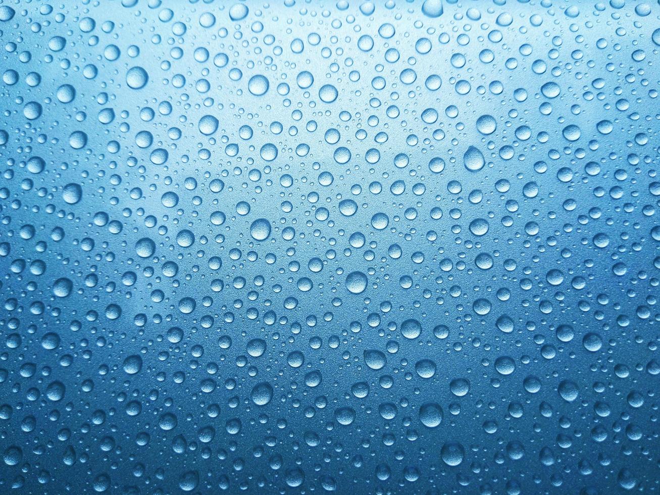 gota de rocío de lluvia sobre fondo azul foto