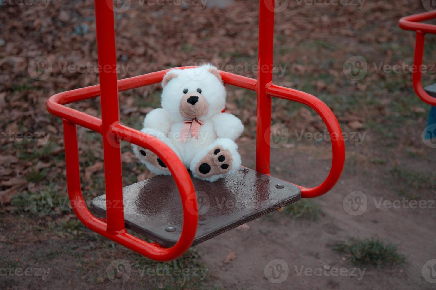 primer plano, de, un, osito de peluche, sentado, en, un, columpio para niños foto