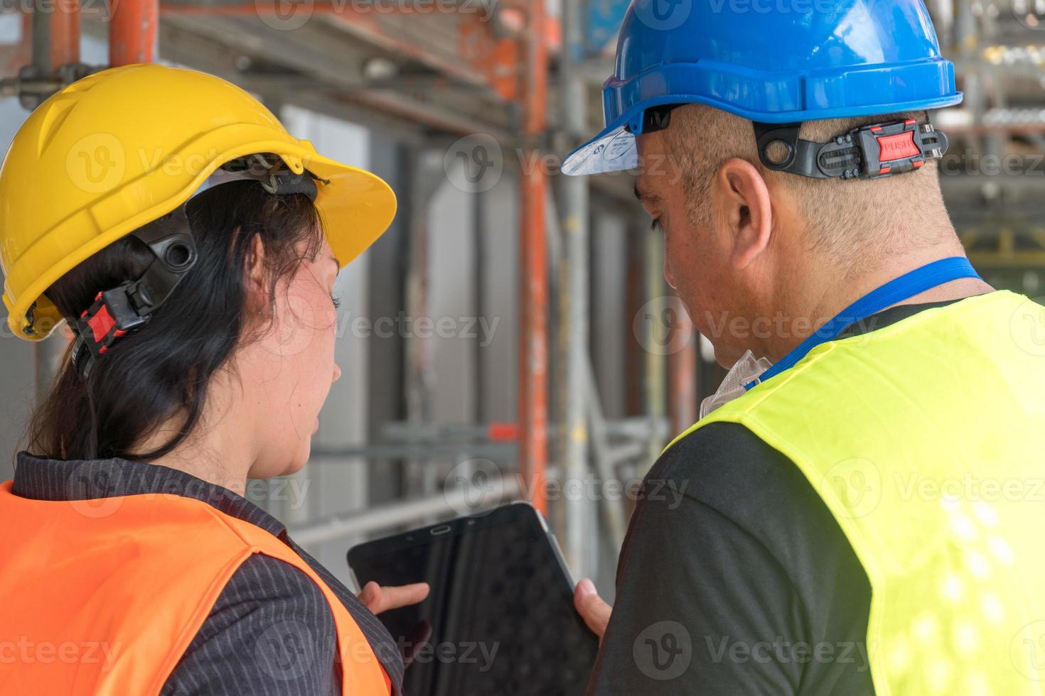 trabajadores de la construcción vista trasera foto