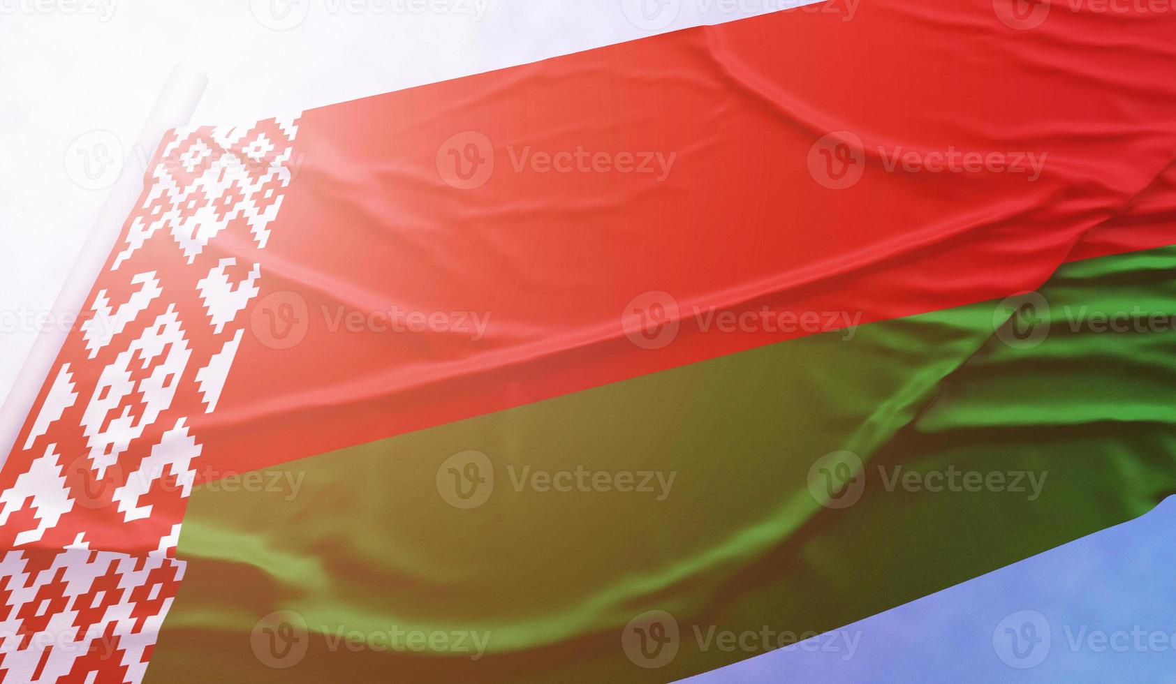 bandera de bielorrusia en el cielo azul foto