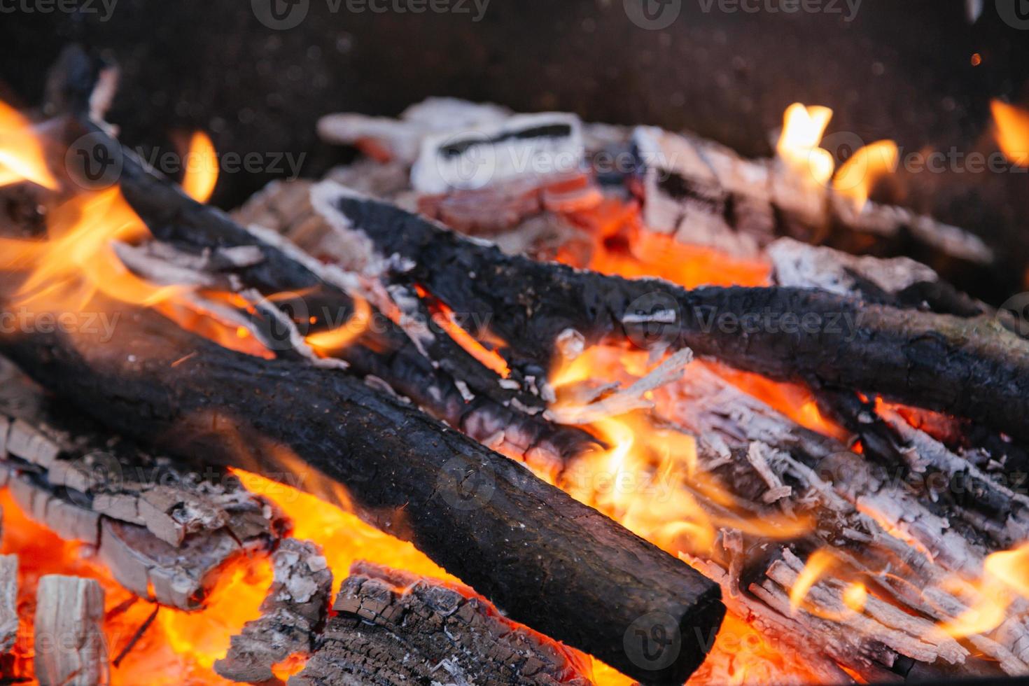 quema de carbón en el fuego para barbacoa foto