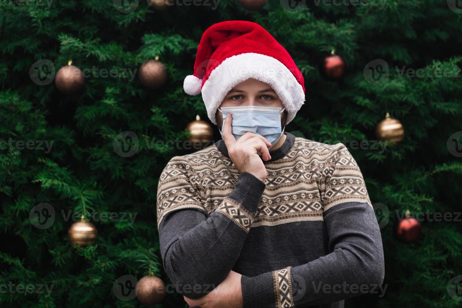 primer plano, retrato, de, un, hombre, llevando, un, sombrero de santa claus foto