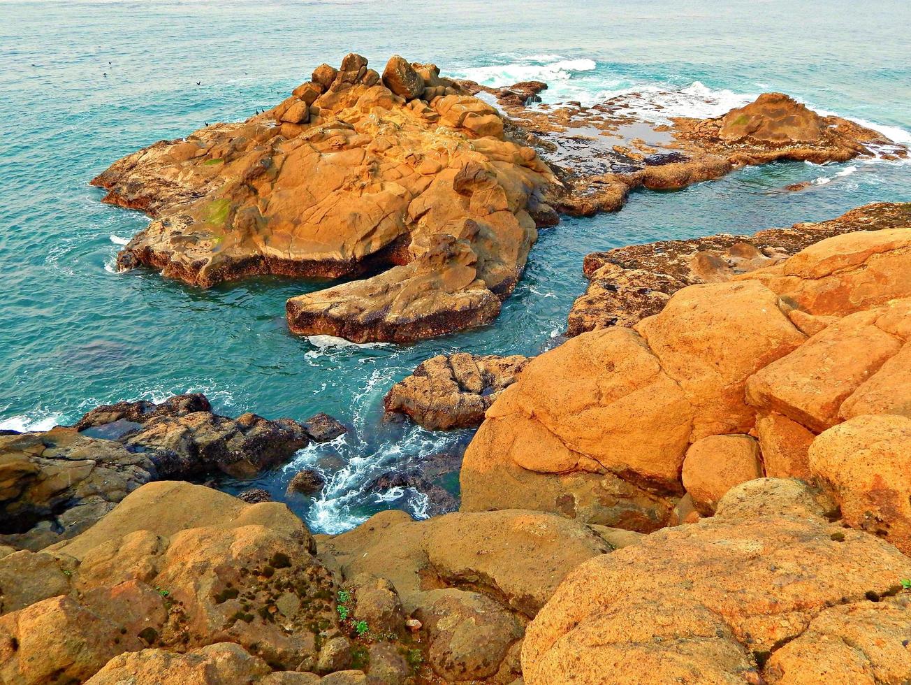 Rocas oceánicas en el parque estatal de Indian Rock en la playa de Lincoln o foto