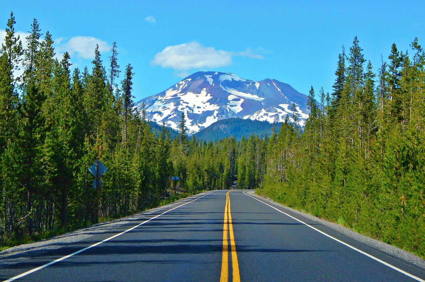 Cascade Lakes Highway y South Sister Peak Cascade Range cerca de Bend o foto