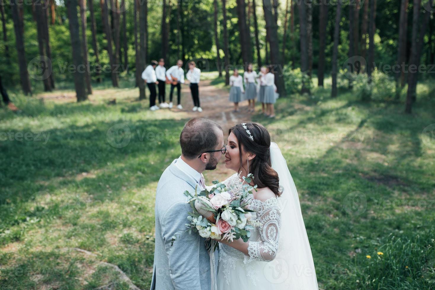 Fotografía de boda besar a la novia y el novio en diferentes lugares. foto