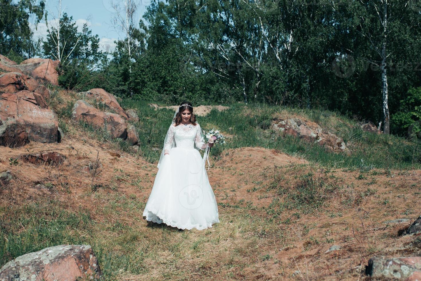 Fotografía de boda en estilo rústico emociones de la novia en la naturaleza en las rocas foto