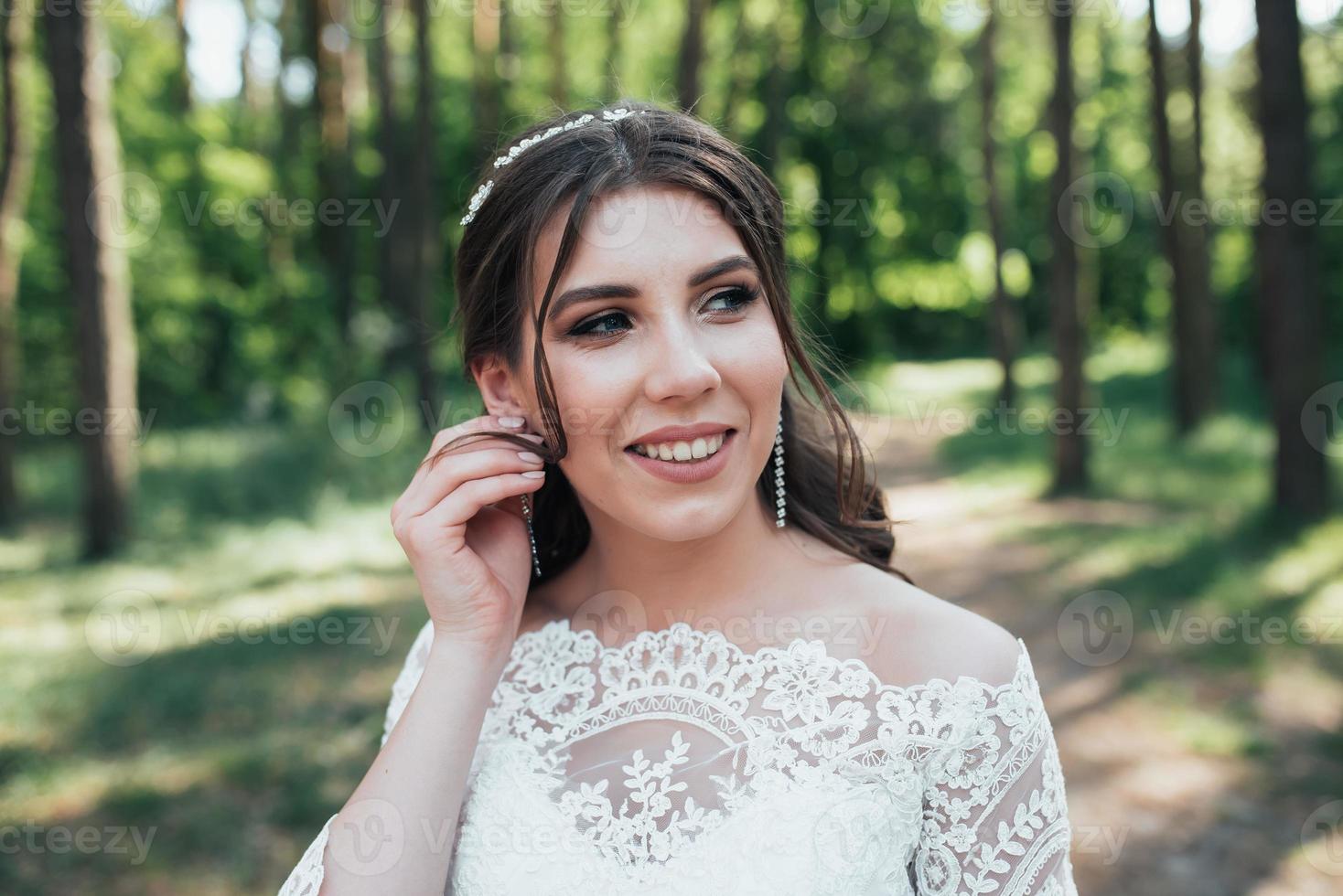 Fotografía de boda en estilo rústico emociones de la novia en la naturaleza en las rocas foto