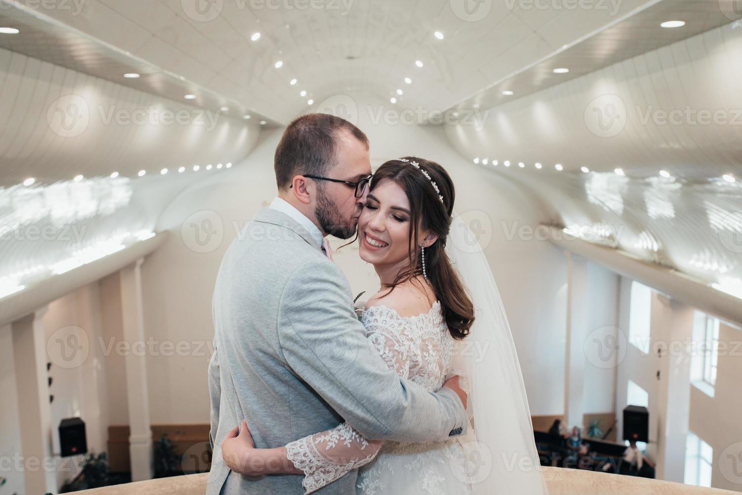 Fotografía de boda besar a la novia y el novio en diferentes lugares. foto