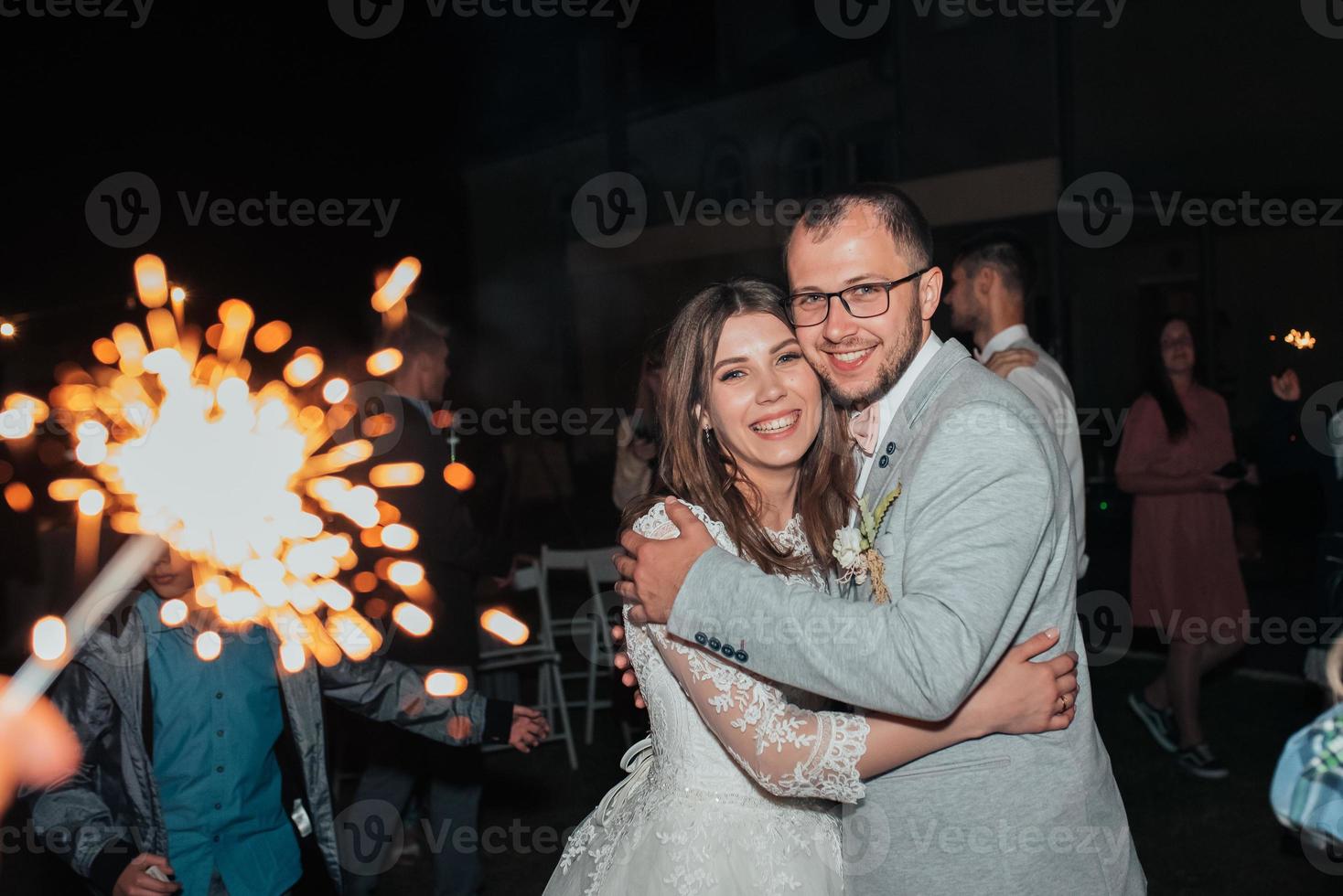 Fotografía de boda de las emociones de los novios en diferentes lugares. foto