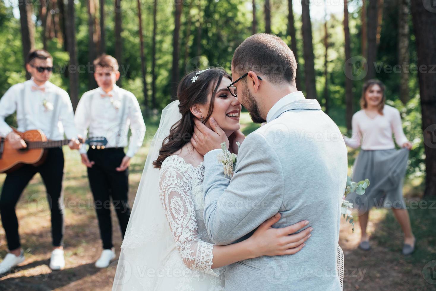 Fotografía de boda besar a la novia y el novio en diferentes lugares. foto