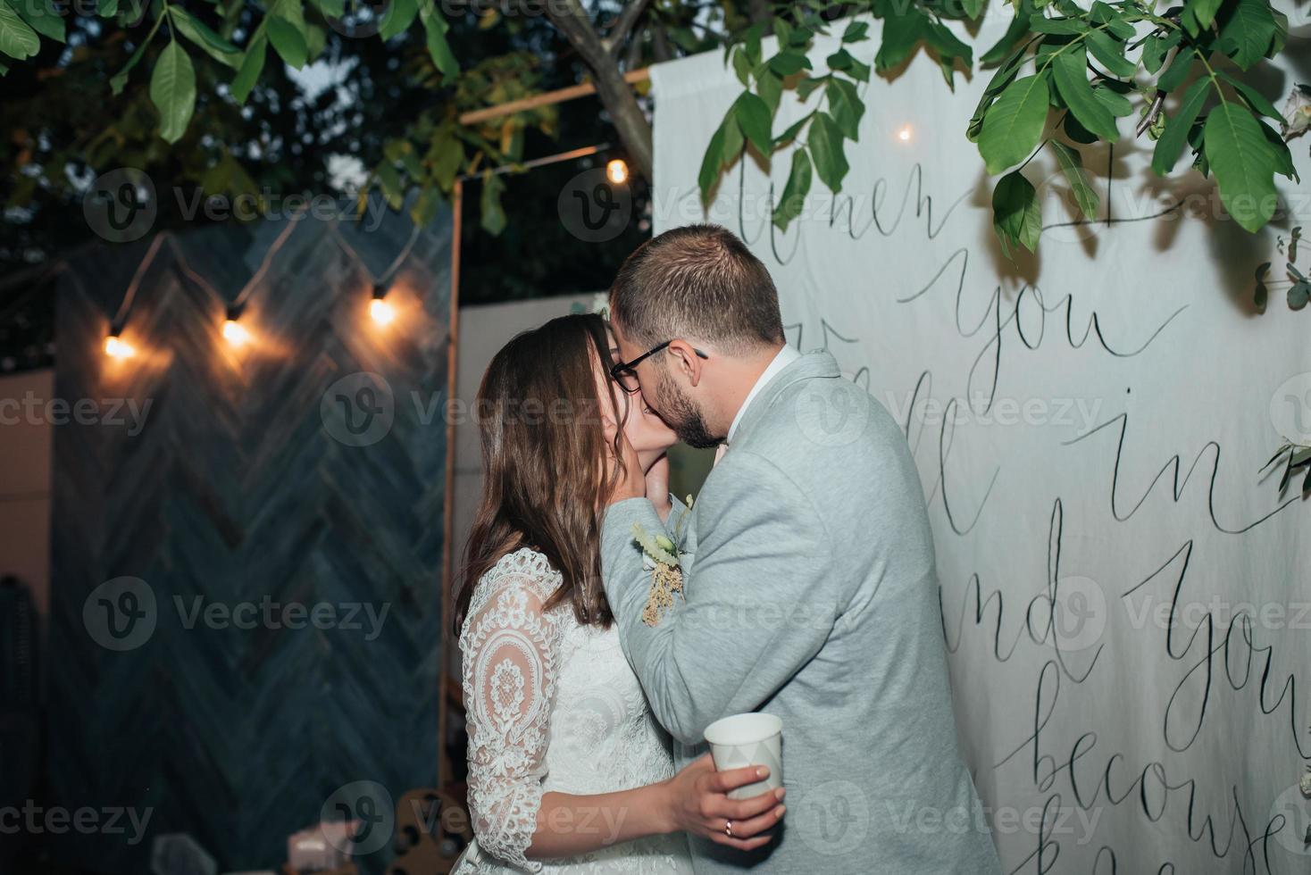 Fotografía de boda besar a la novia y el novio en diferentes lugares. foto