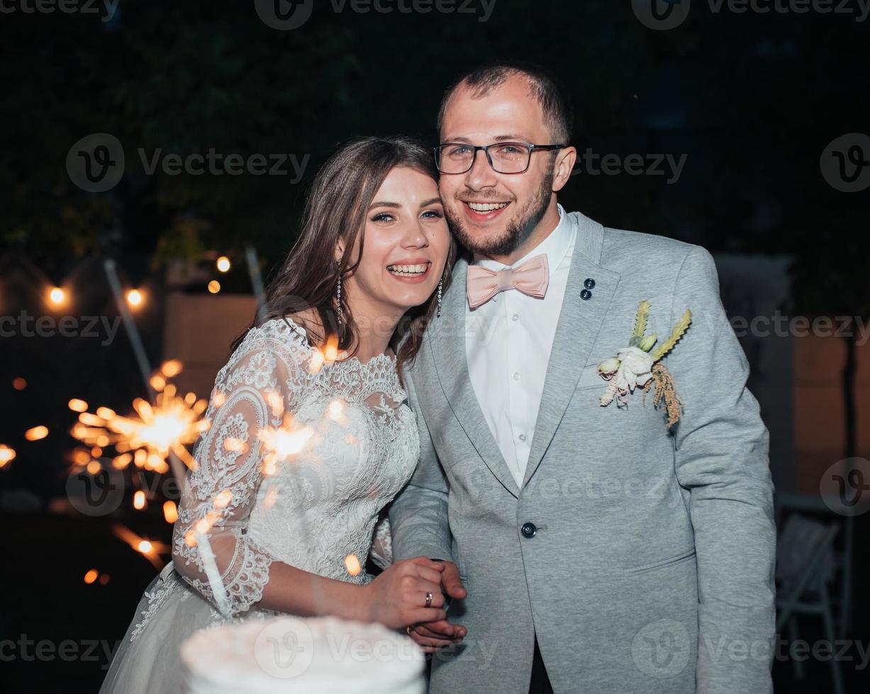 Fotografía de boda de las emociones de los novios en diferentes lugares. foto