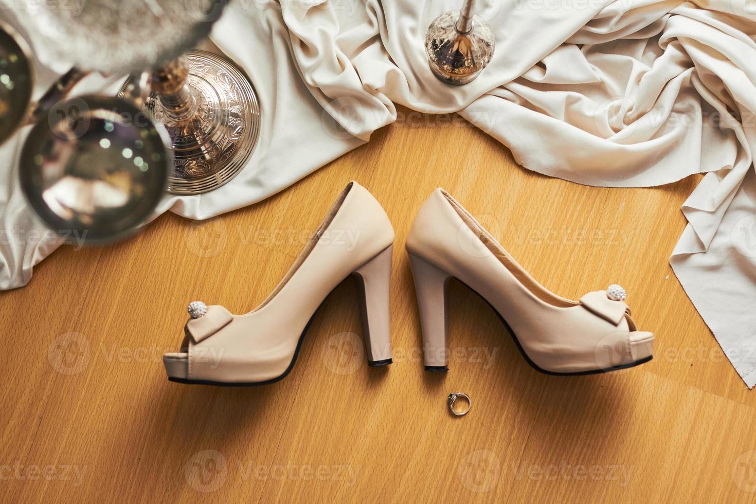 zapatos de boda con anillo foto