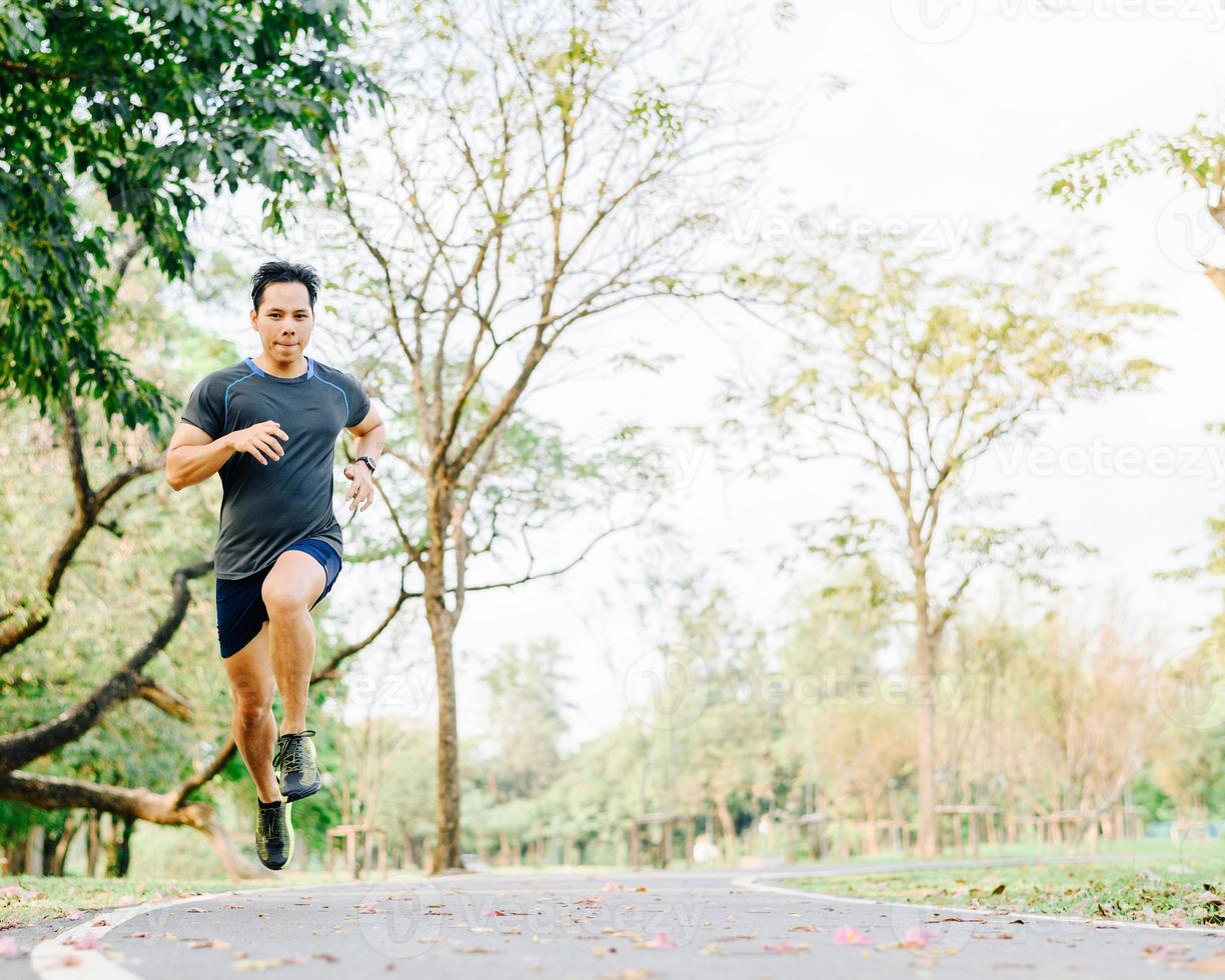 Hombre sano corriendo en la pista en el parque foto