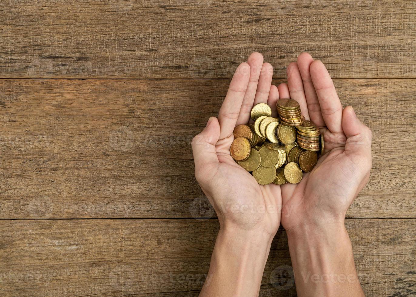 monedas de oro en una mano foto